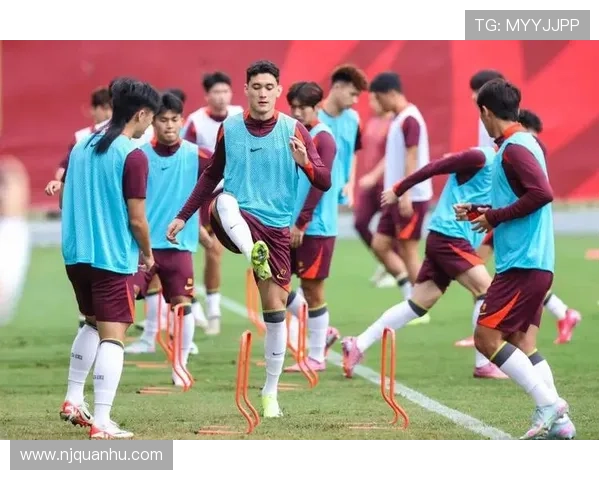 中国足球队备战亚洲杯新阵容曝光，年轻球员崭露头角备受期待