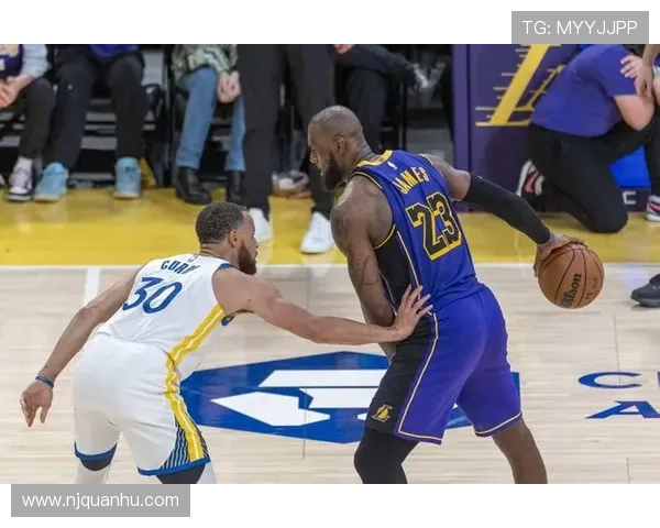 NBA季前赛精彩纷呈 詹姆斯复出带领湖人击败勇士 书豪重返赛场表现抢眼