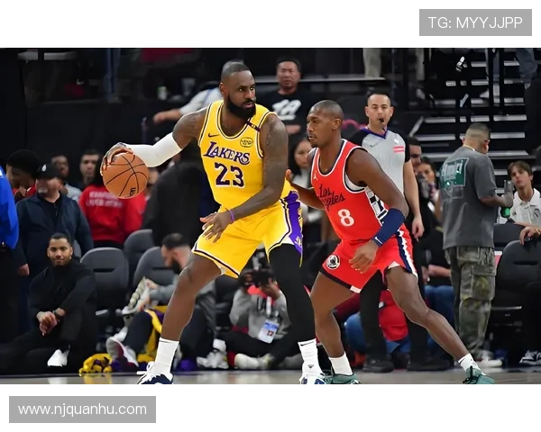 NBA今日焦点：詹姆斯带领湖人轻松战胜勇士迎接季后赛挑战