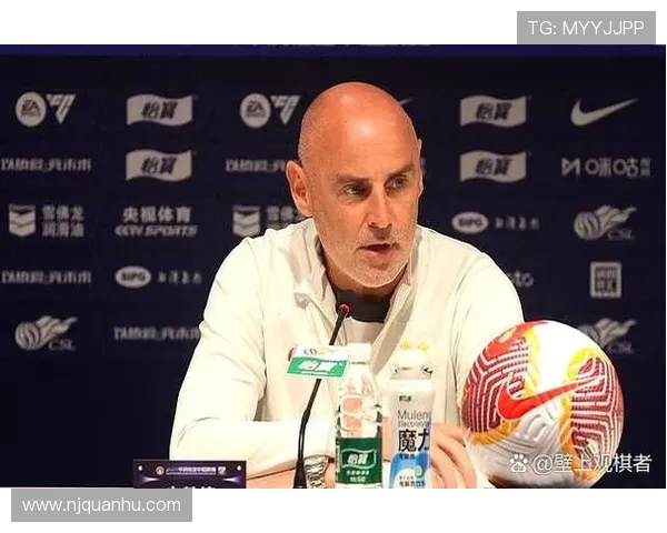 足球联赛最新动态：梅西重返巴萨引发热议，曼联迎来新教练挑战